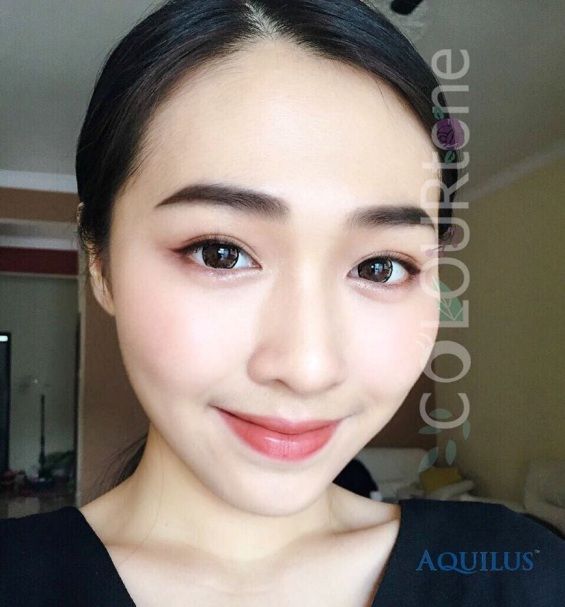 kính áp tròng mái tóc đen hoặc xám